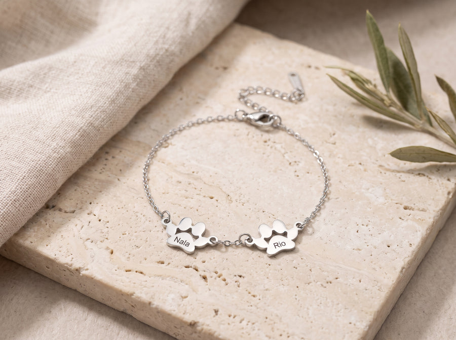 Bracelet patte finition argent, 2 pattes gravées, sur une pierre claire