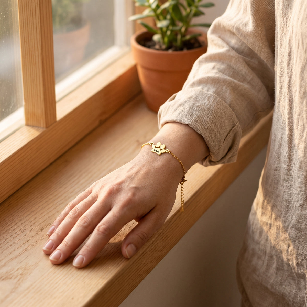 Bracelet patte en or porté au poignet, taille réelle d'une patte